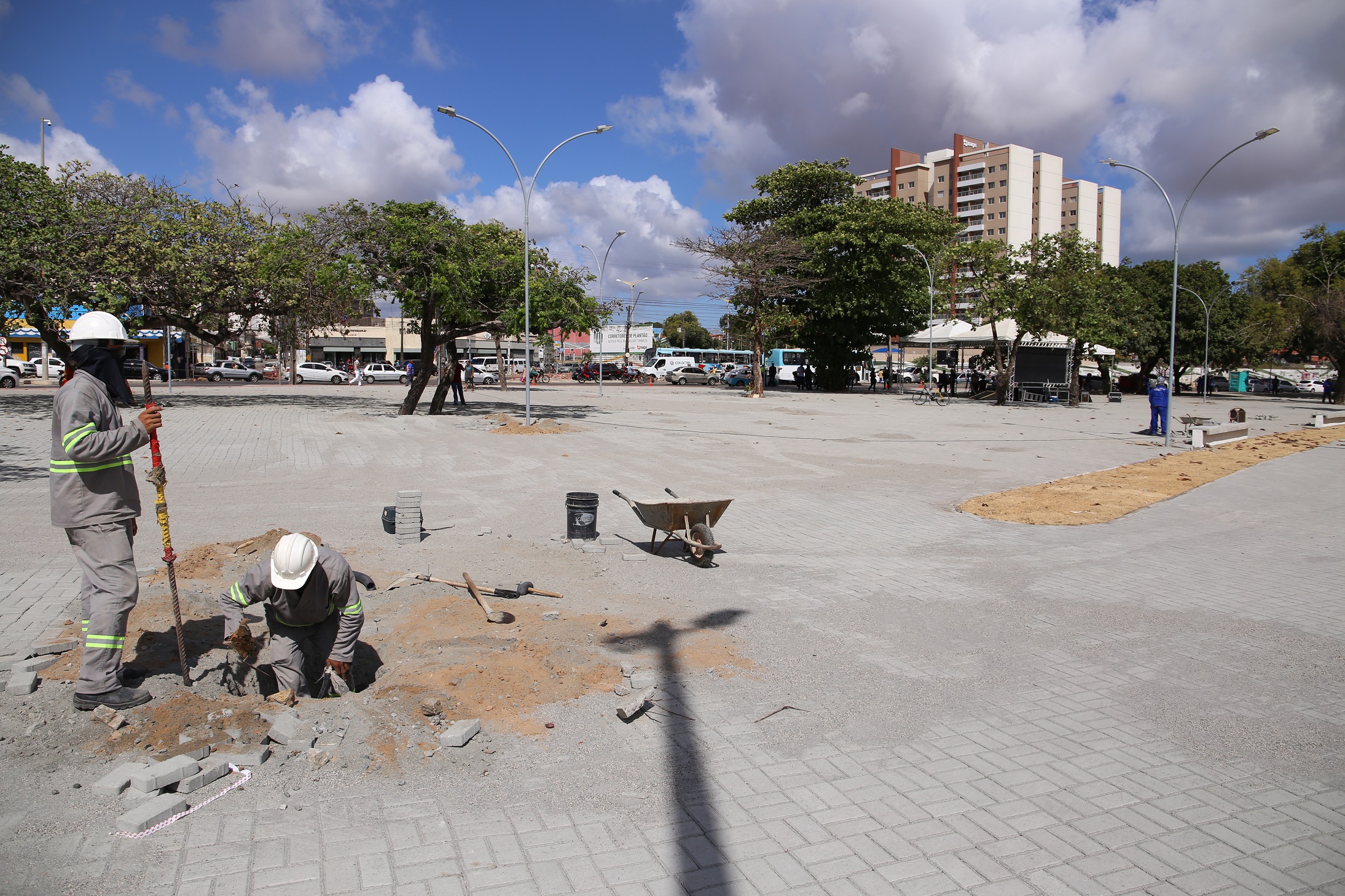 operário trabalhando em pavimentação de rua